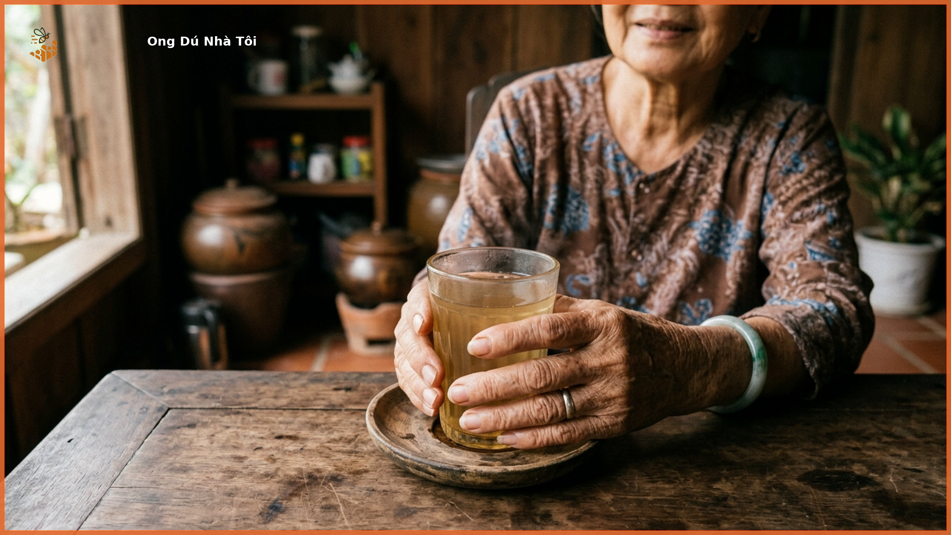 Ông bà dùng mật ong dú pha nước ấm