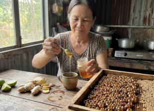 Mẹ pha mật ong dú với gừng và chanh trị ho tại nhà bếp ở Đồng Nai
