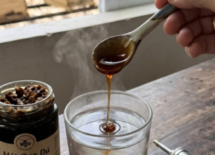 Pha mật ong dú vào ly nước ấm buổi sáng