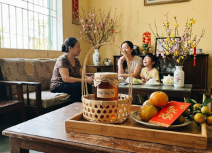 Giỏ quà Tết với mật ong dú nguyên chất bên mâm ngũ quả gia đình Việt