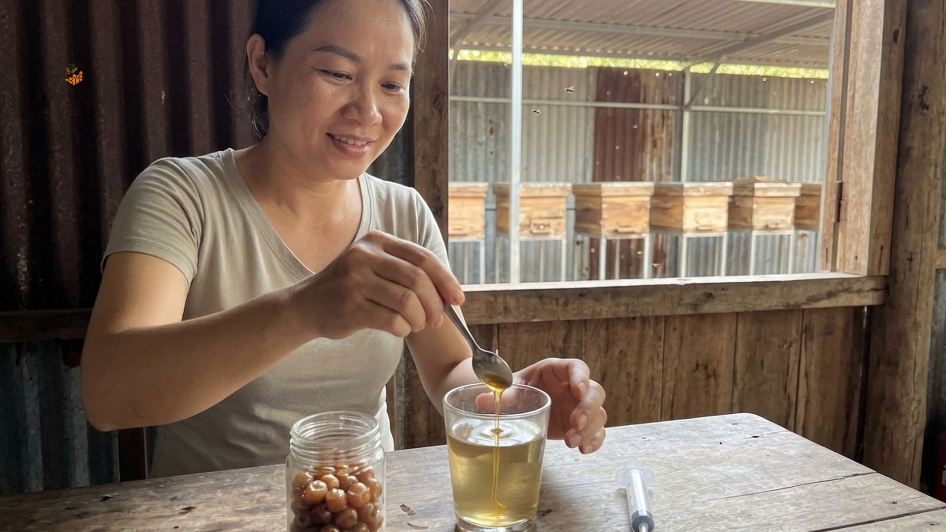 Uống mật ong dú mỗi ngày có tốt cho sức khoẻ? 1 Người phụ nữ pha mật ong dú vào nước ấm mỗi buổi sáng tại nhà