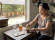 Mật ong dú có giúp giảm cân không? Sự thật & cách dùng 19 Người phụ nữ pha mật ong dú với chanh buổi sáng tại nhà Đồng Nai