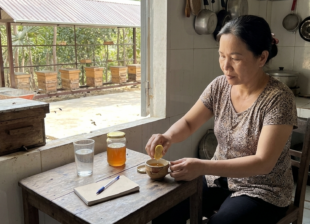 Người phụ nữ pha mật ong dú với chanh buổi sáng tại nhà Đồng Nai