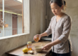 Mật ong dú kỵ với gì? Thực phẩm không nên kết hợp 19 Người phụ nữ Đồng Nai chuẩn bị các nguyên liệu kết hợp với mật ong dú tại bếp nhà