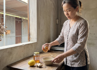 Người phụ nữ Đồng Nai chuẩn bị các nguyên liệu kết hợp với mật ong dú tại bếp nhà