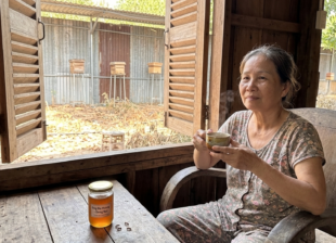Người phụ nữ lớn tuổi uống mật ong dú buổi sáng tại nhà Đồng Nai