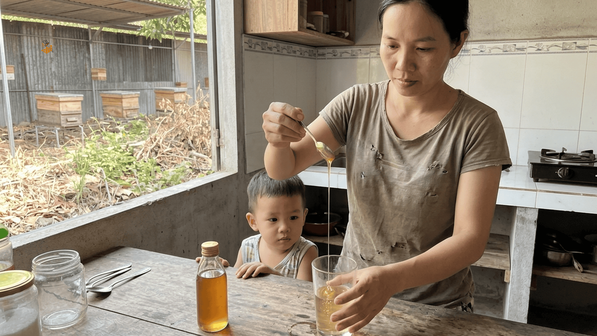 Mẹ pha mật ong dú cho con nhỏ uống mỗi sáng