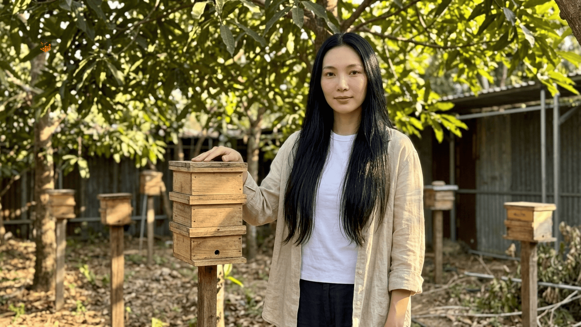 Miko đứng bên thùng ong dú 3 tầng tại trại ong Đồng Nai dưới ánh nắng vàng chiều lọc qua tán cây