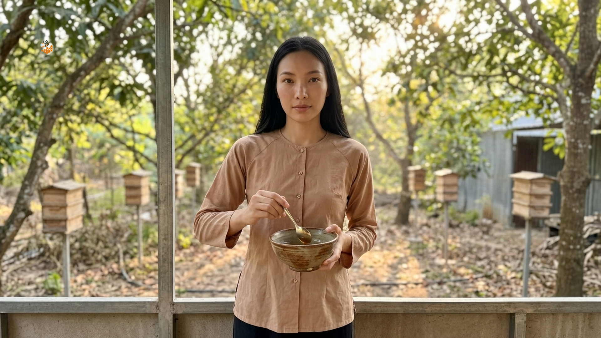 Miko pha mật ong dú vào chén gốm nước ấm tại trại ong buổi sáng, ánh nắng dịu qua tán cây.