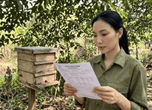 Miko cầm phiếu kiểm nghiệm mật ong dú tại trại Đồng Nai