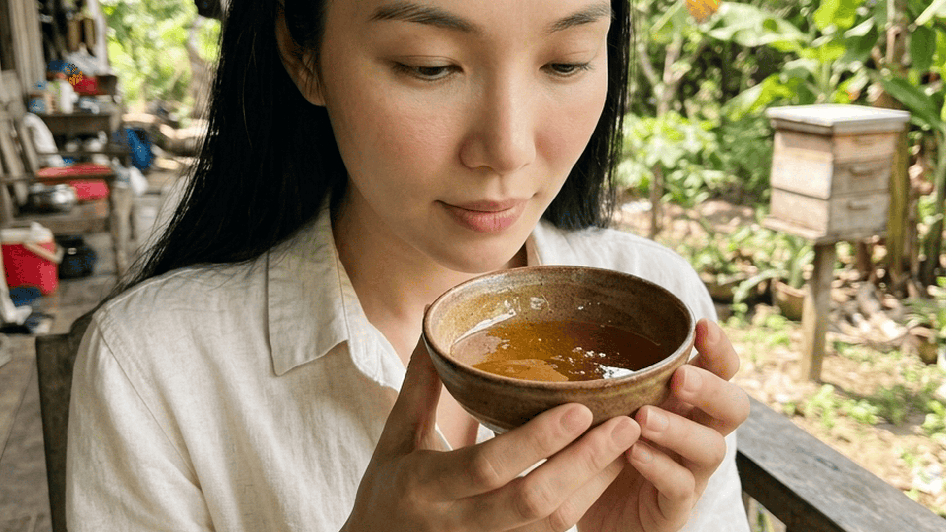 Miko kiểm tra mật ong dú sủi bọt li ti tại trại Đồng Nai